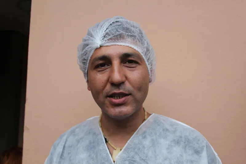 Fabrikaya giriş ve koruyucu kıyafetler.